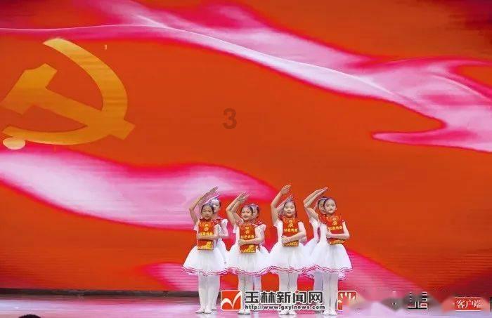纳粹军官和犹太女囚相爱,地狱般的生活里,有了一场禁忌之恋