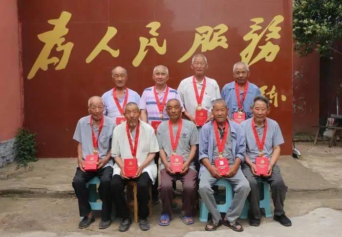 成毅:一个把土掉渣的花衣服穿出清冷感的男人