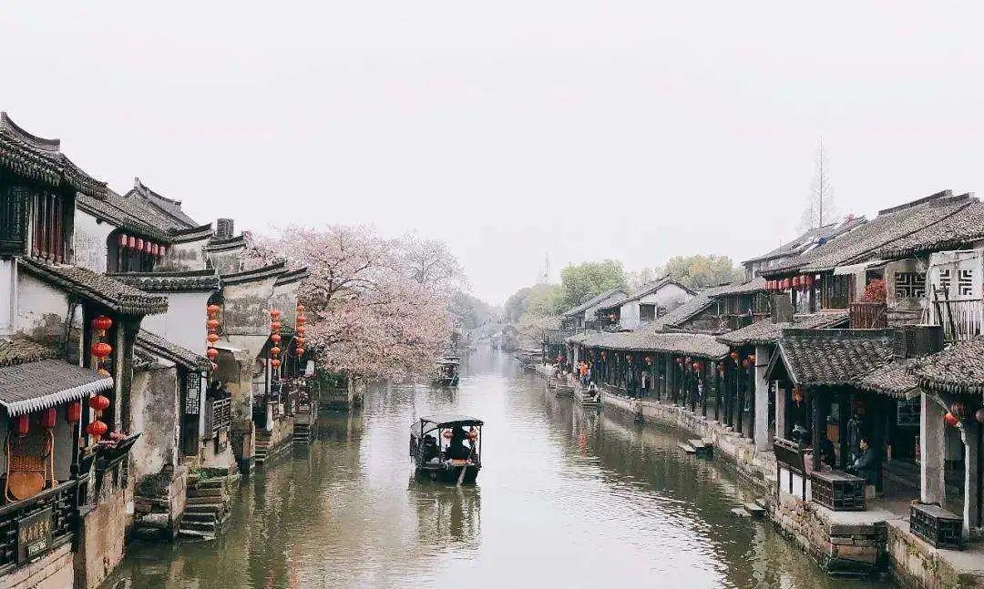 湖南:大雪天,女子衣着单薄在路边跳舞走红,当事人正脸视频曝光