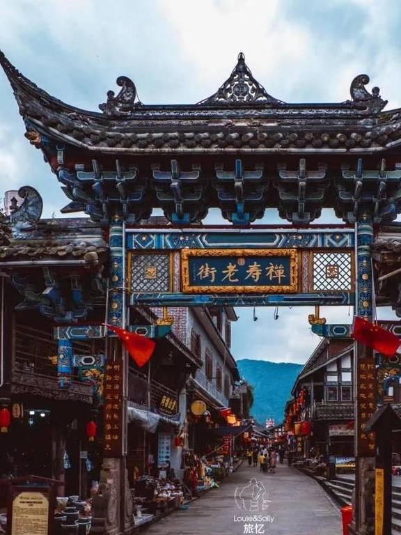 飞跃沙丘的小球